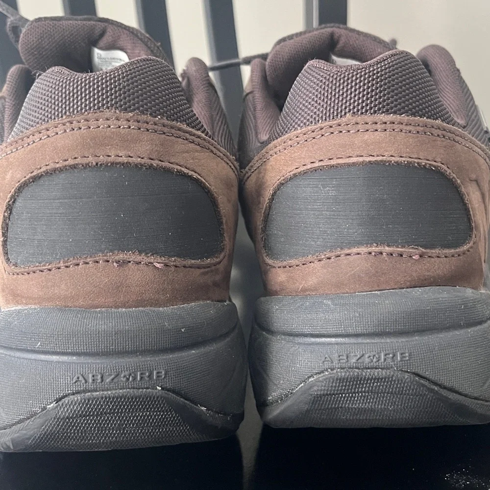 New Balance Men 9.5 Gortex Hiking Sneakers MW1069BR Brown Leather EUC